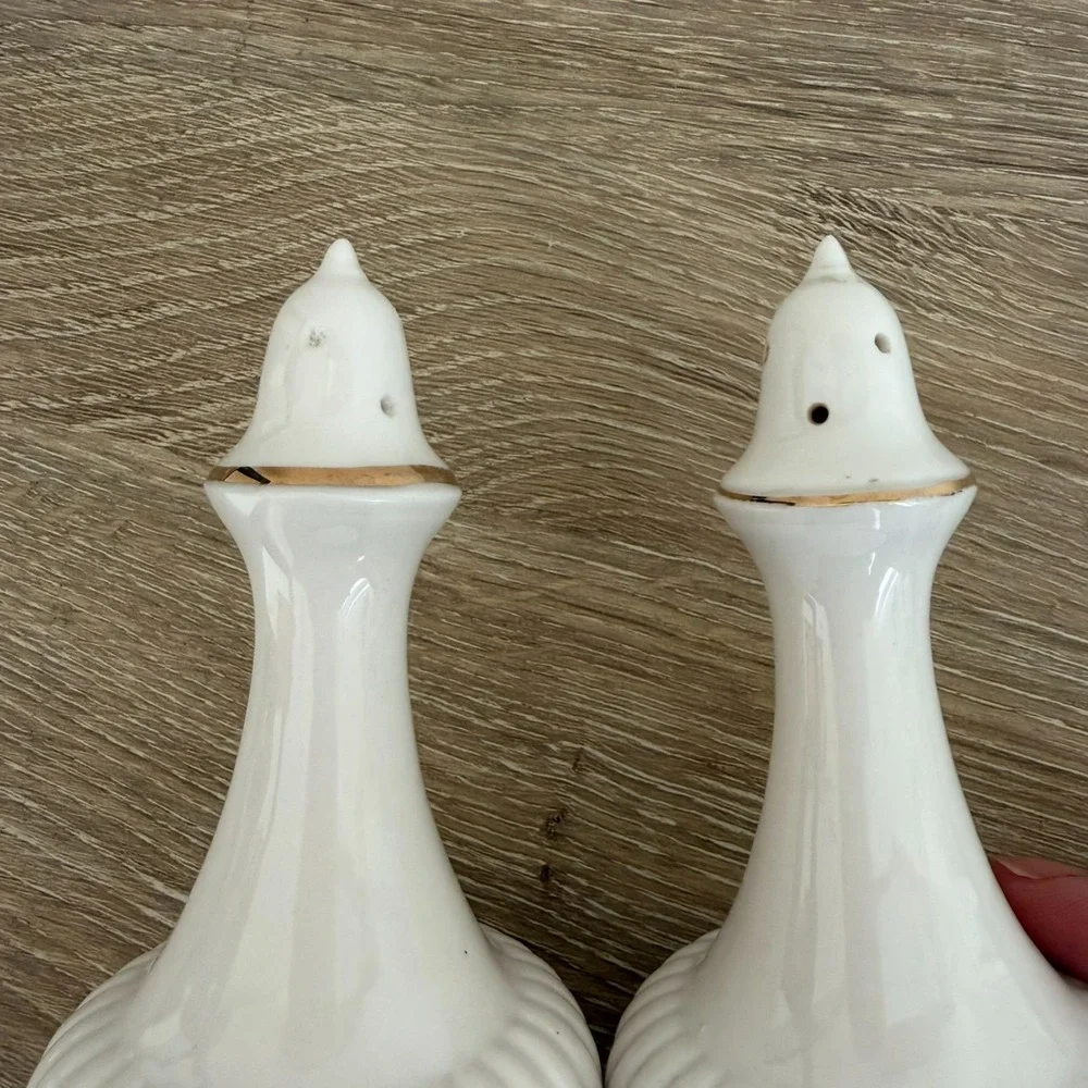 Porcelane Collection Salt &‎ Pepper Shakers Ribbed White Gold Trim 5 5/8